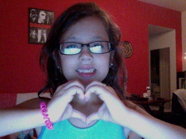Pauli de chica haciendo un corazón